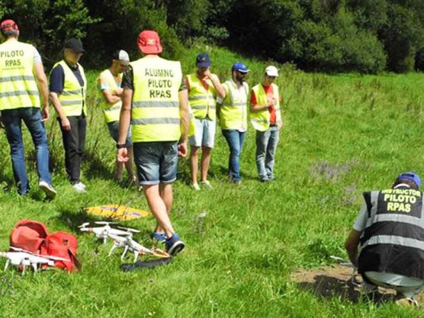 Alumnos con chalecos haciendo formación de pilotos UAS drones en categoría abierta